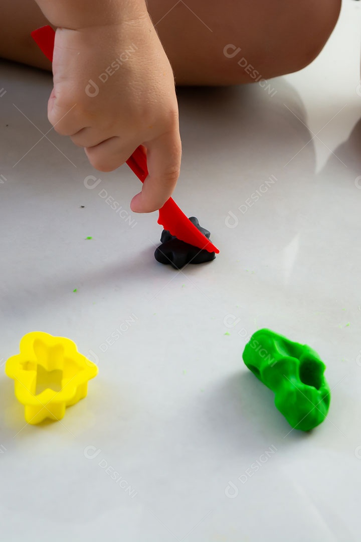 Chão bagunçado com muitos brinquedos infantis espalhados pela casa