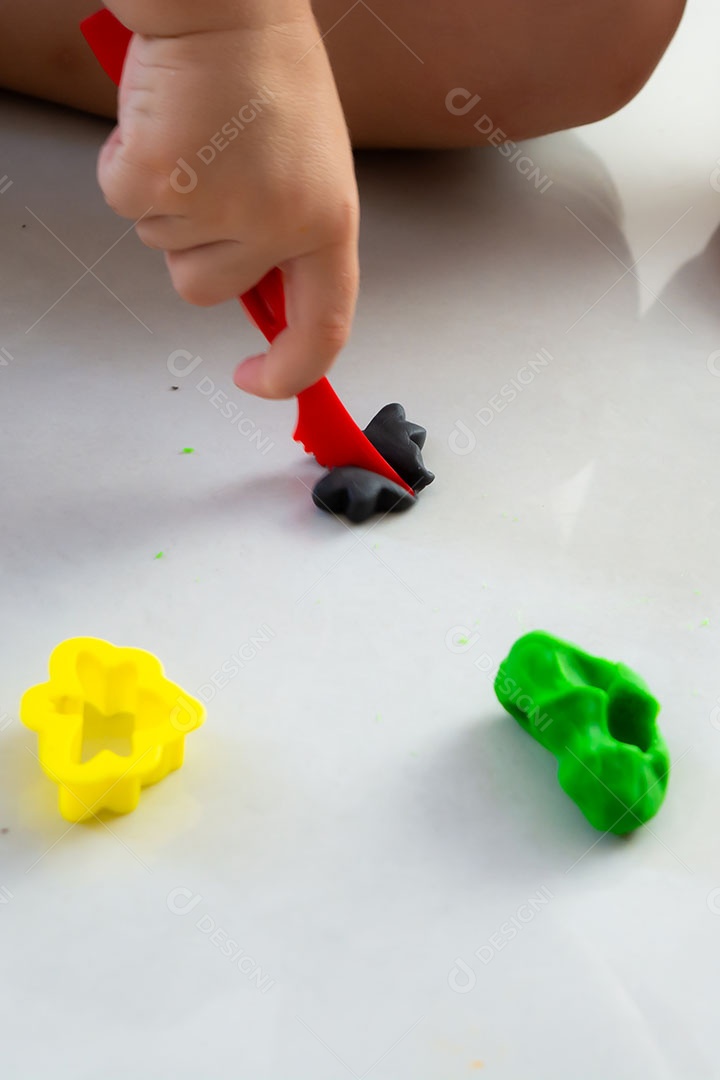 Chão bagunçado com muitos brinquedos infantis espalhados pela casa