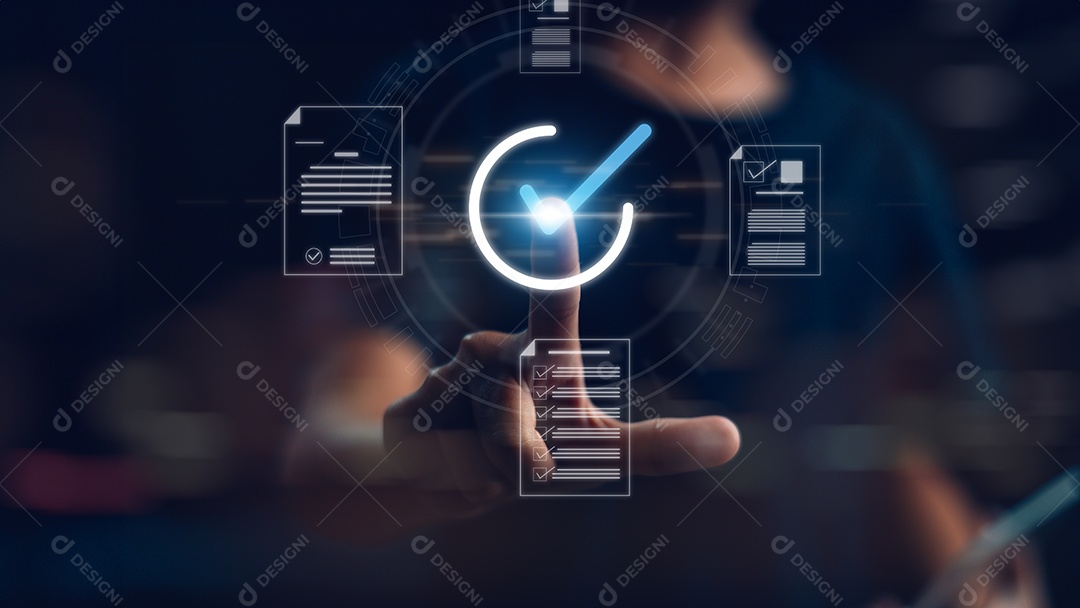 Homem mexendo em painel digital