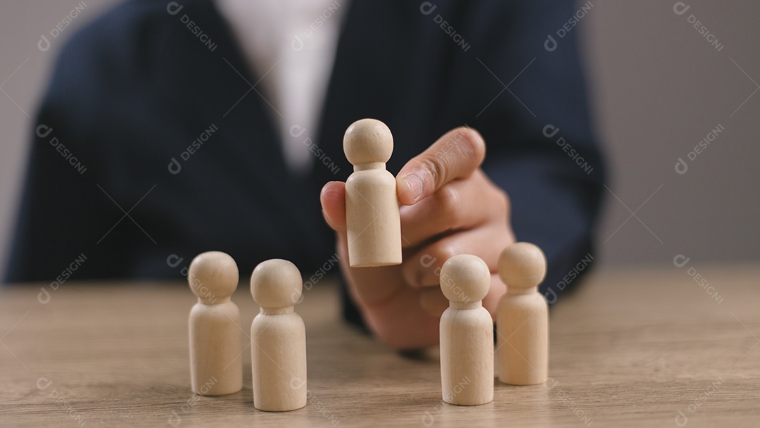 Bonecos de madeira em branco sobre a mesa