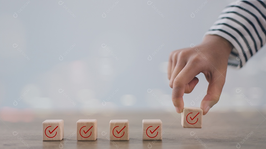 Mãos pegando dados de madeira pintados