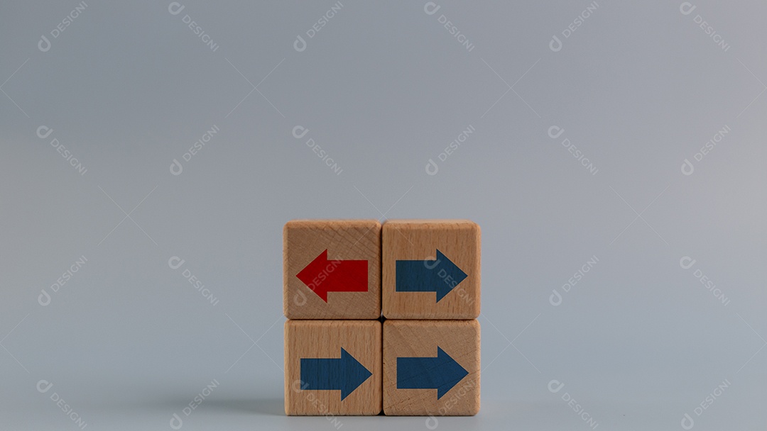 Dados de madeira com setas pintadas