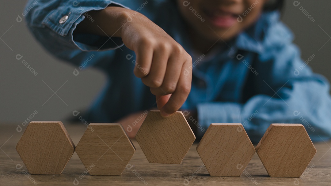 Criança brincando com forma geométrica de madeira