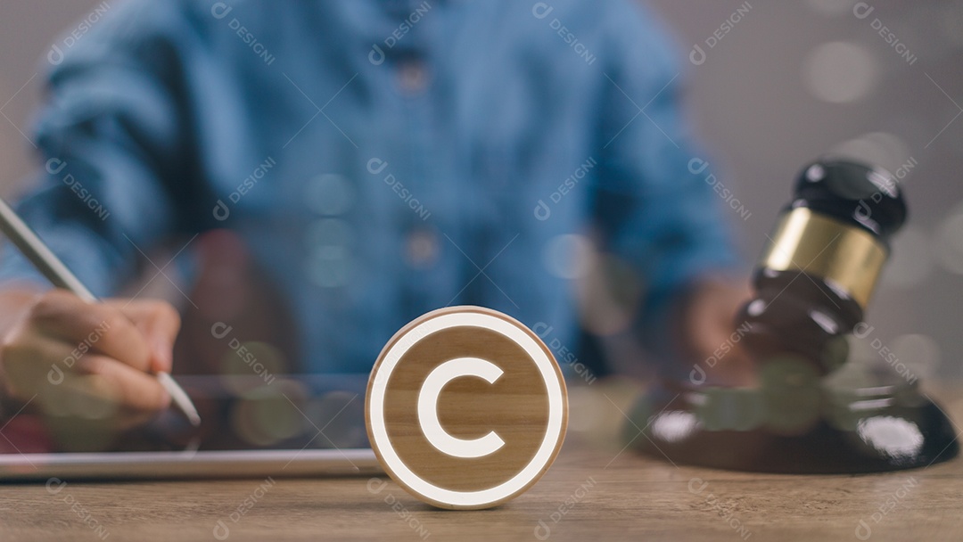 Advogado trabalha em escritório pasta de documentos de direitos autorais