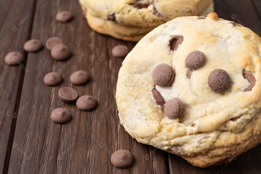 Biscoito coockies com gotas chocolate encima da mesa