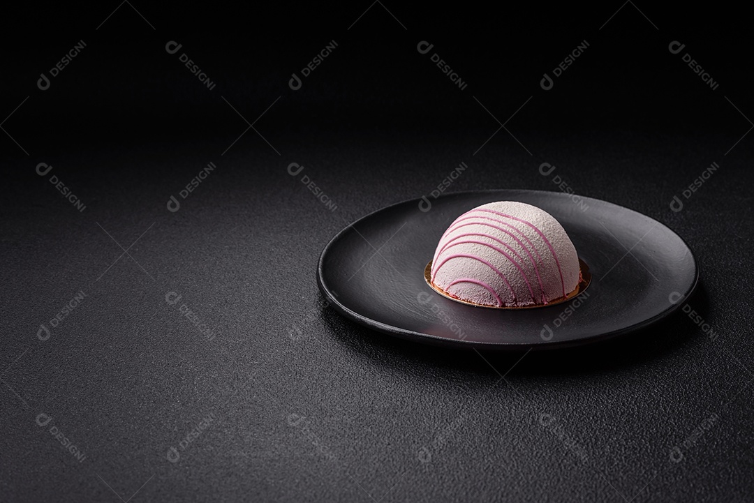 Deliciosas sobremesas mochi coloridas ou sorvete com massa de arroz e coberturas sobre um fundo escuro de concreto