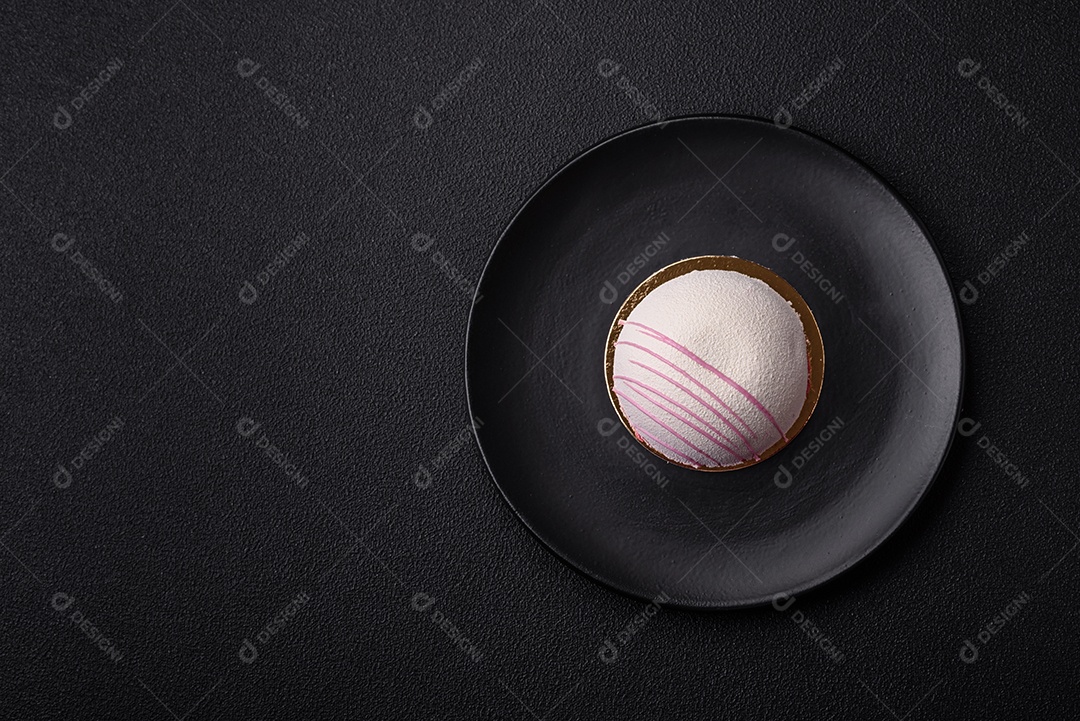 Deliciosas sobremesas mochi coloridas ou sorvete com massa de arroz e coberturas sobre um fundo escuro de concreto