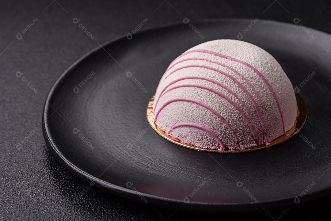 Deliciosas sobremesas mochi coloridas ou sorvete com massa de arroz e coberturas sobre um fundo escuro de concreto