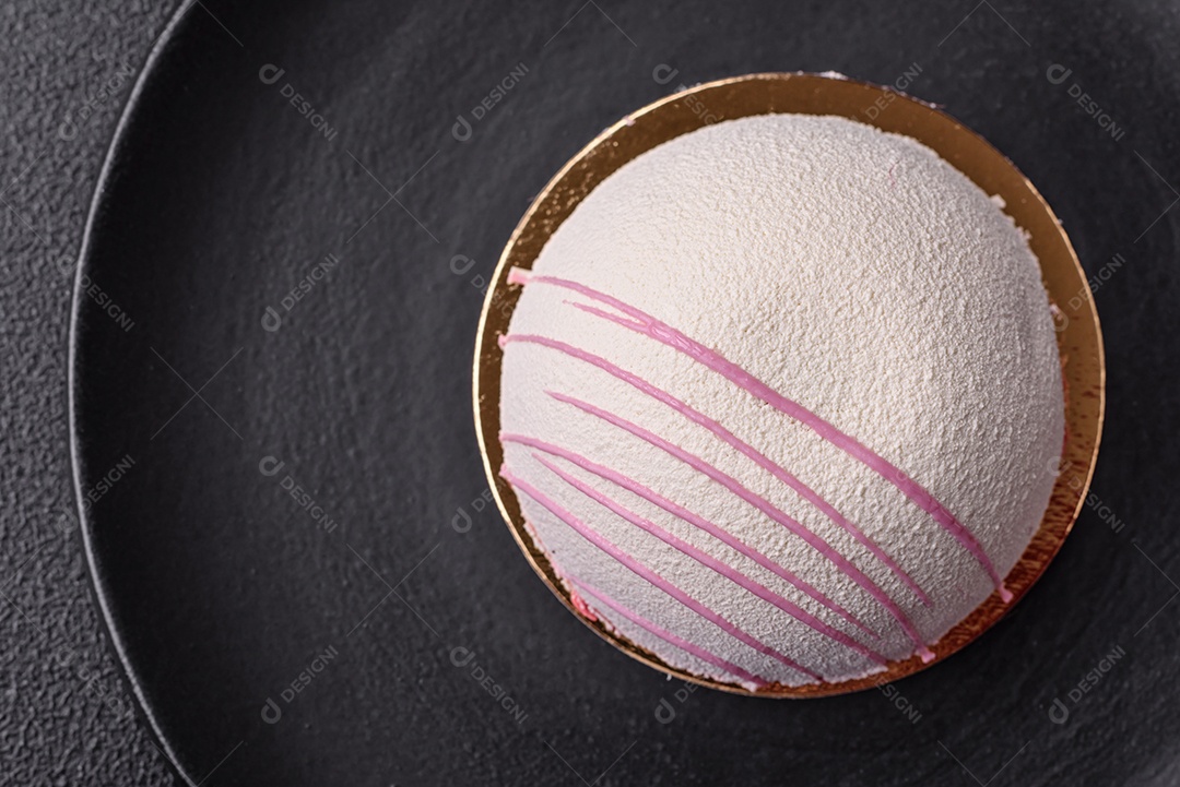 Deliciosas sobremesas mochi coloridas ou sorvete com massa de arroz e coberturas sobre um fundo escuro de concreto