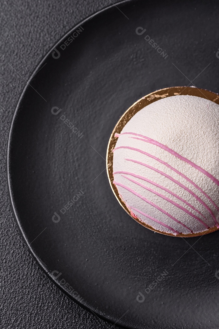 Deliciosas sobremesas mochi coloridas ou sorvete com massa de arroz e coberturas sobre um fundo escuro de concreto