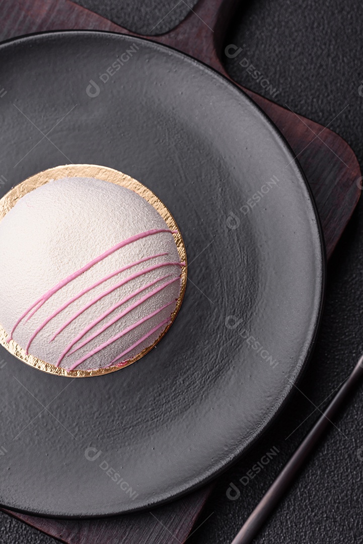 Deliciosas sobremesas mochi coloridas ou sorvete com massa de arroz e coberturas sobre um fundo escuro de concreto