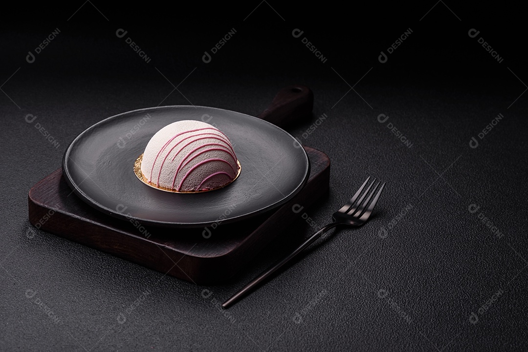 Deliciosas sobremesas mochi coloridas ou sorvete com massa de arroz e coberturas sobre um fundo escuro de concreto