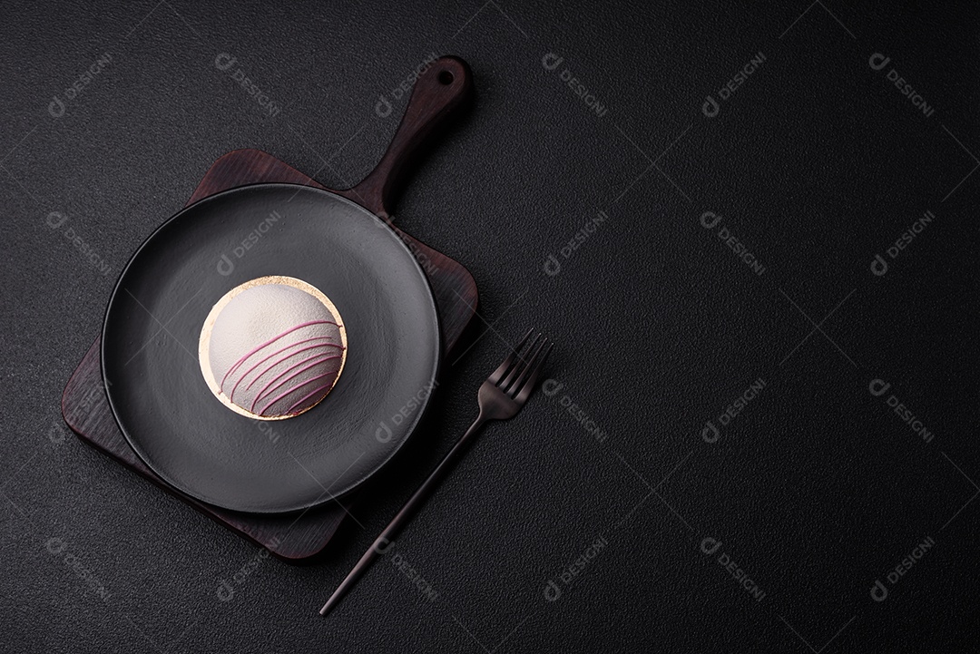 Deliciosas sobremesas mochi coloridas ou sorvete com massa de arroz e coberturas sobre um fundo escuro de concreto