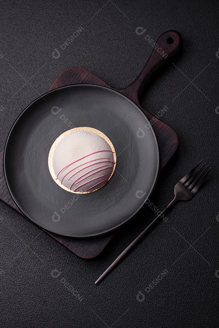 Deliciosas sobremesas mochi coloridas ou sorvete com massa de arroz e coberturas sobre um fundo escuro de concreto