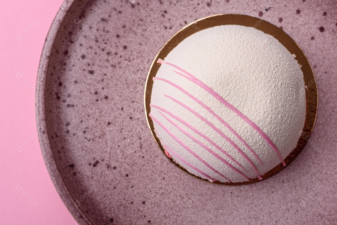 Deliciosas sobremesas mochi coloridas ou sorvete com massa de arroz e coberturas sobre um fundo escuro de concreto