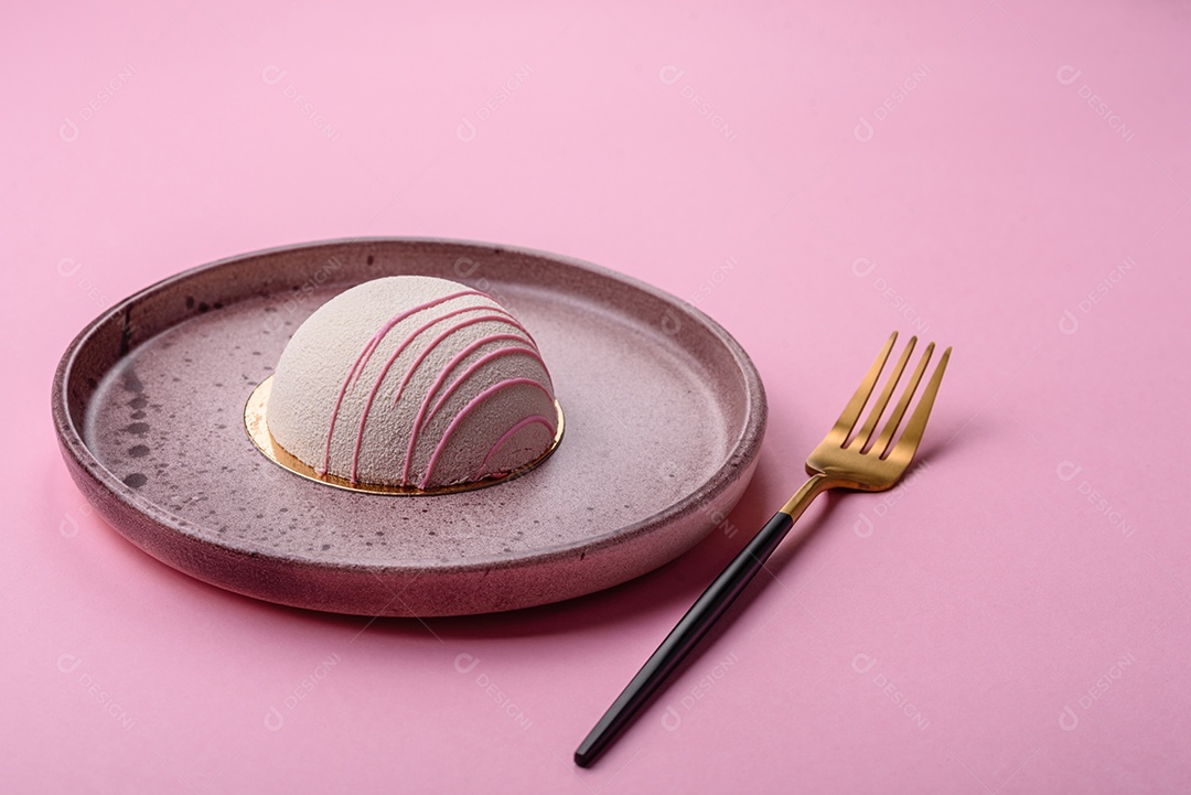 Deliciosas sobremesas mochi coloridas ou sorvete com massa de arroz e coberturas sobre um fundo escuro de concreto