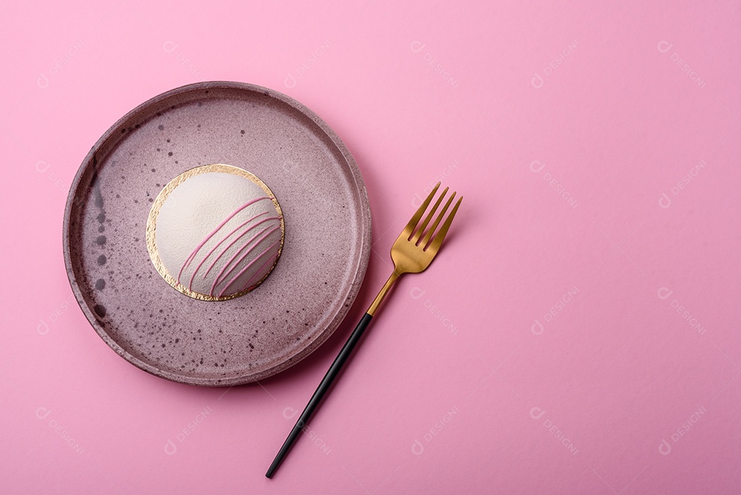 Deliciosas sobremesas mochi coloridas ou sorvete com massa de arroz e coberturas sobre um fundo escuro de concreto