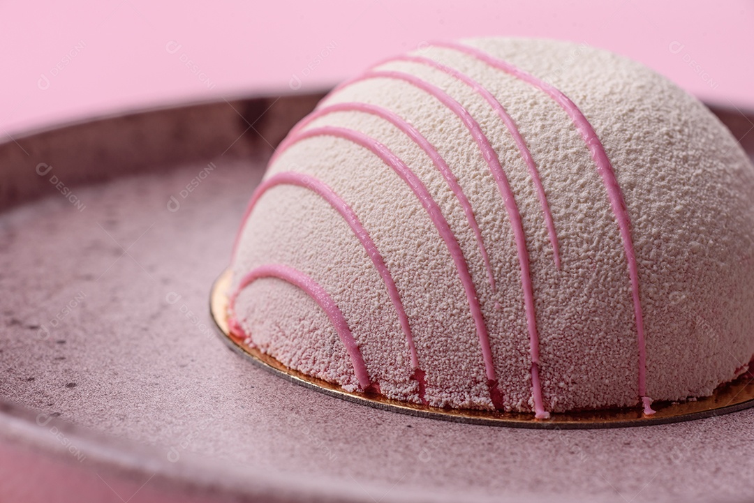 Deliciosas sobremesas mochi coloridas ou sorvete com massa de arroz e coberturas sobre um fundo escuro de concreto