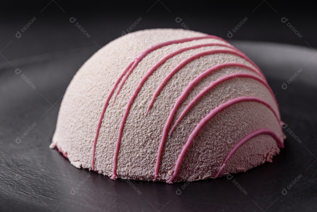 Deliciosas sobremesas mochi coloridas ou sorvete com massa de arroz e coberturas sobre um fundo escuro de concreto