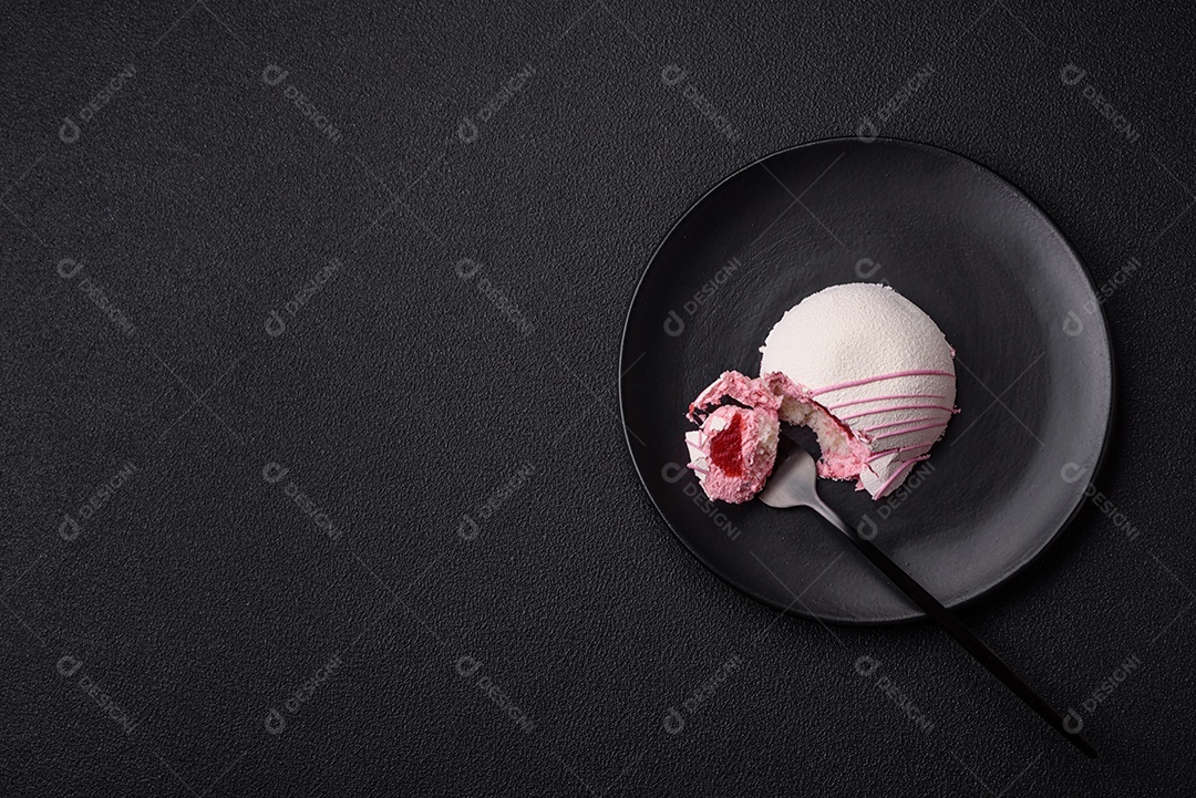 Deliciosas sobremesas mochi coloridas ou sorvete com massa de arroz e coberturas sobre um fundo escuro de concreto