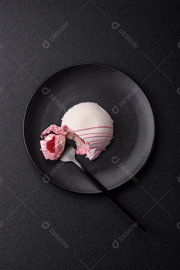 Deliciosas sobremesas mochi coloridas ou sorvete com massa de arroz e coberturas sobre um fundo escuro de concreto