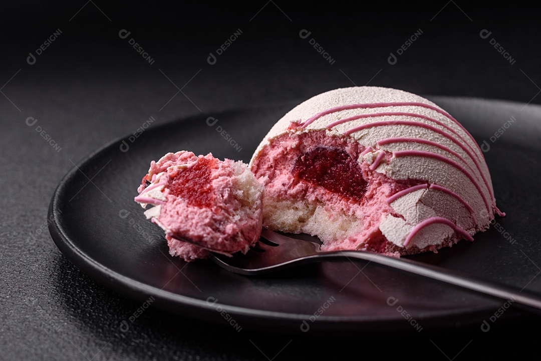 Deliciosas sobremesas mochi coloridas ou sorvete com massa de arroz e coberturas sobre um fundo escuro de concreto