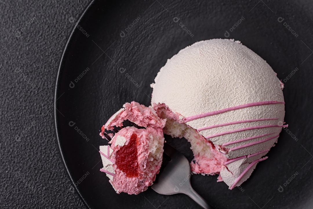 Deliciosas sobremesas mochi coloridas ou sorvete com massa de arroz e coberturas sobre um fundo escuro de concreto