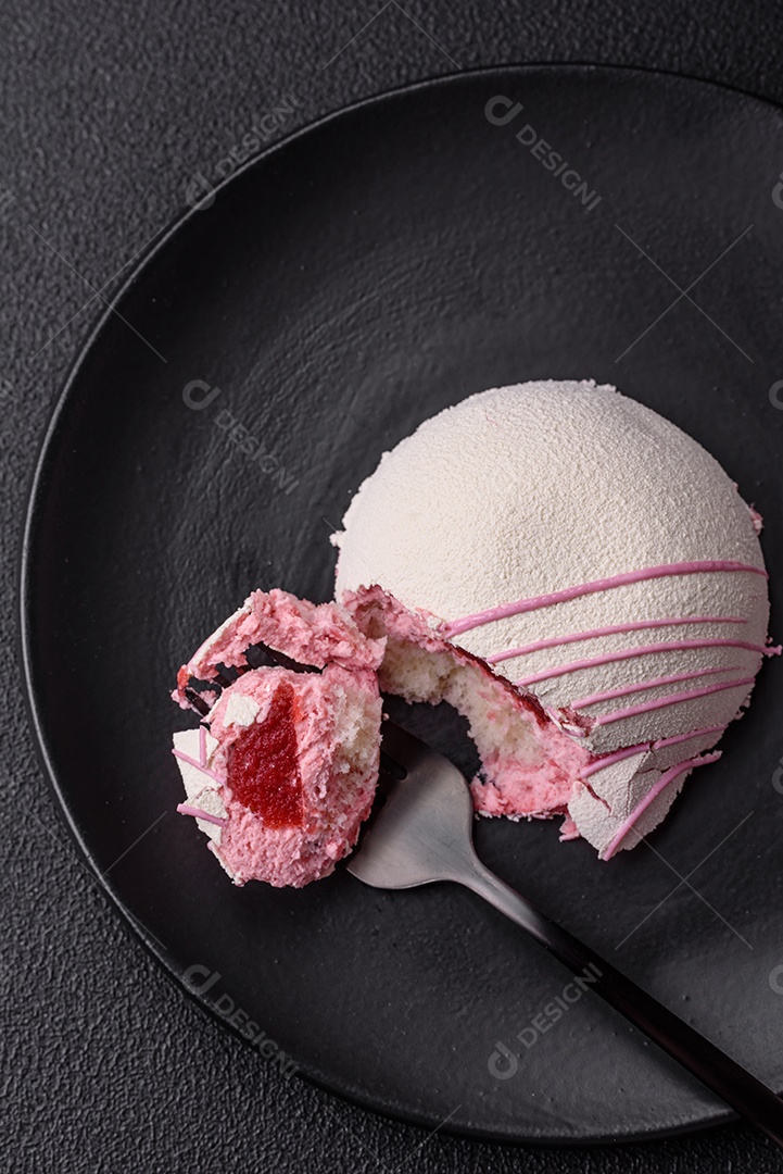 Deliciosas sobremesas mochi coloridas ou sorvete com massa de arroz e coberturas sobre um fundo escuro de concreto