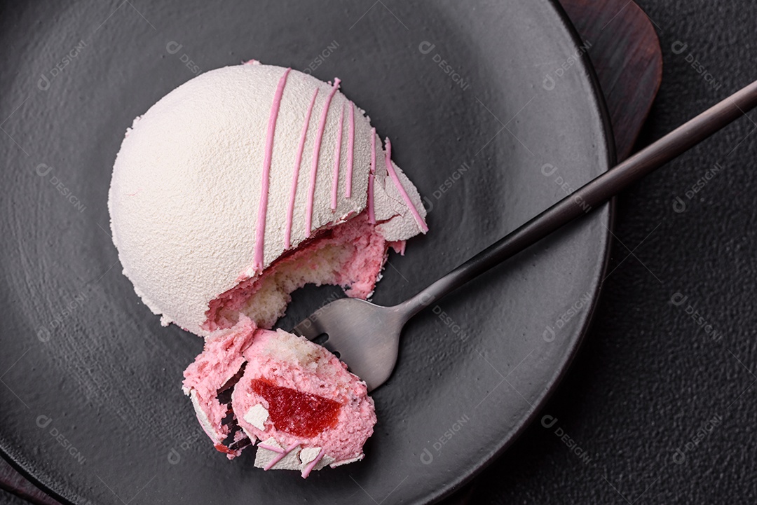 Deliciosas sobremesas mochi coloridas ou sorvete com massa de arroz e coberturas sobre um fundo escuro de concreto