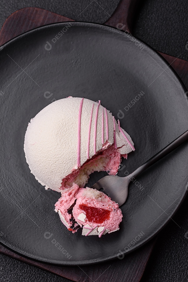 Deliciosas sobremesas mochi coloridas ou sorvete com massa de arroz e coberturas sobre um fundo escuro de concreto
