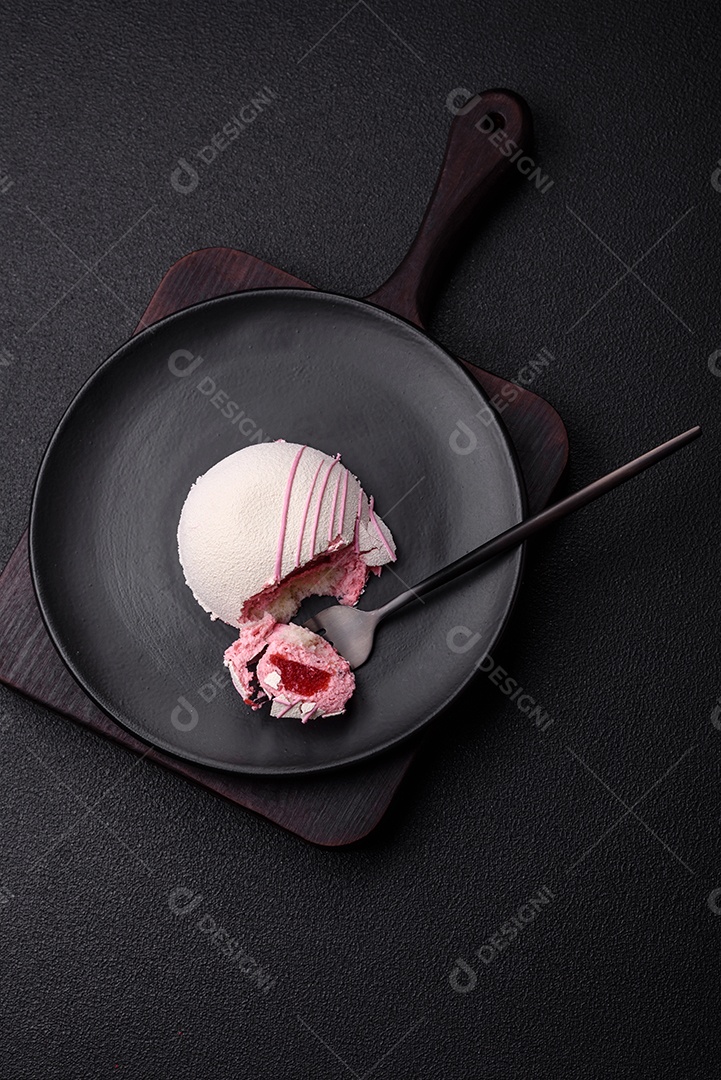 Deliciosas sobremesas mochi coloridas ou sorvete com massa de arroz e coberturas sobre um fundo escuro de concreto