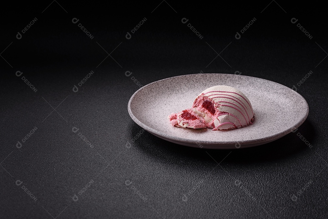 Deliciosas sobremesas mochi coloridas ou sorvete com massa de arroz e coberturas sobre um fundo escuro de concreto