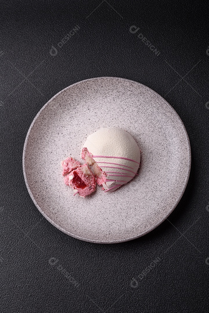 Deliciosas sobremesas mochi coloridas ou sorvete com massa de arroz e coberturas sobre um fundo escuro de concreto