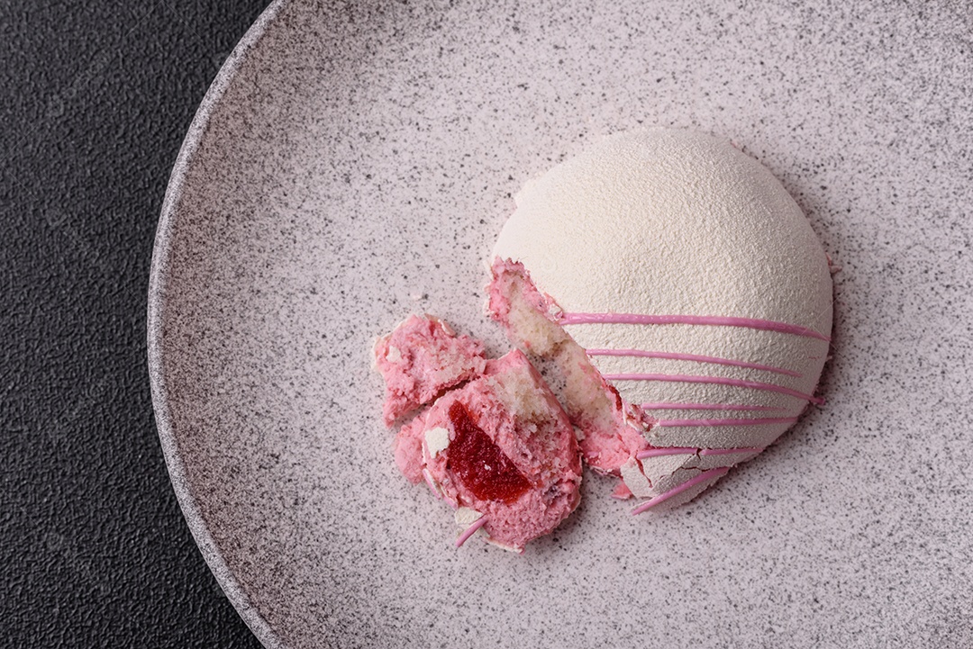 Deliciosas sobremesas mochi coloridas ou sorvete com massa de arroz e coberturas sobre um fundo escuro de concreto