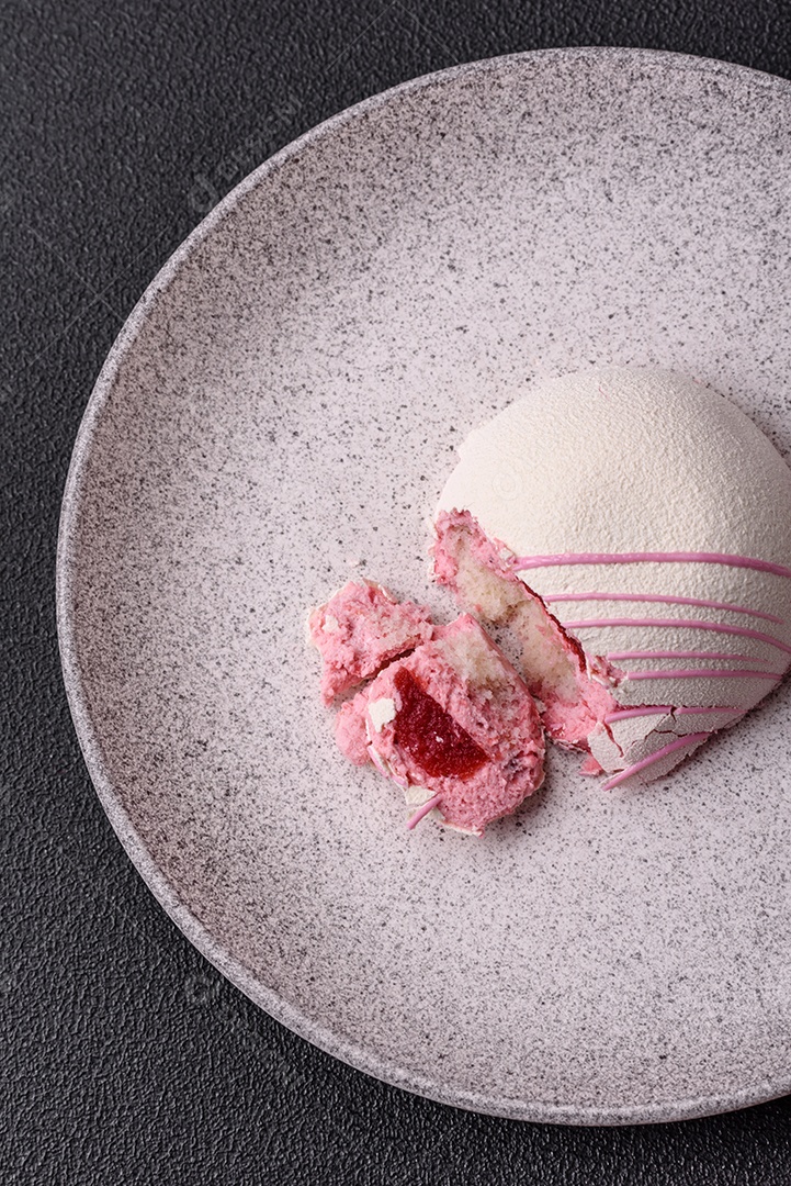 Deliciosas sobremesas mochi coloridas ou sorvete com massa de arroz e coberturas sobre um fundo escuro de concreto