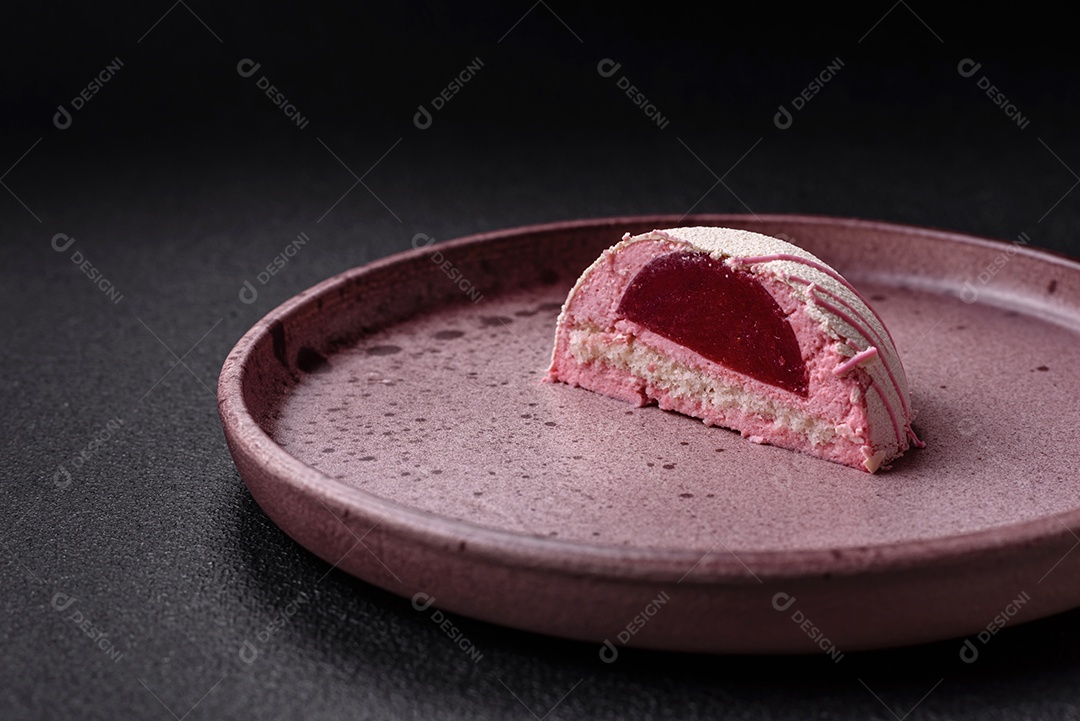 Deliciosas sobremesas mochi coloridas ou sorvete com massa de arroz e coberturas sobre um fundo escuro de concreto