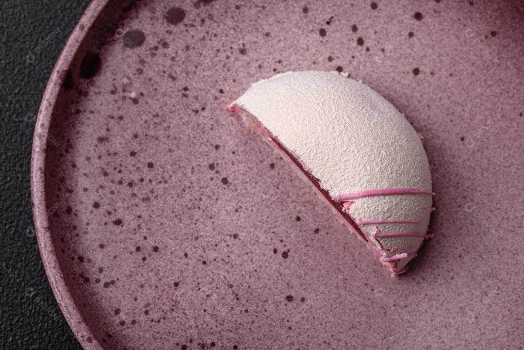 Deliciosas sobremesas mochi coloridas ou sorvete com massa de arroz e coberturas sobre um fundo escuro de concreto