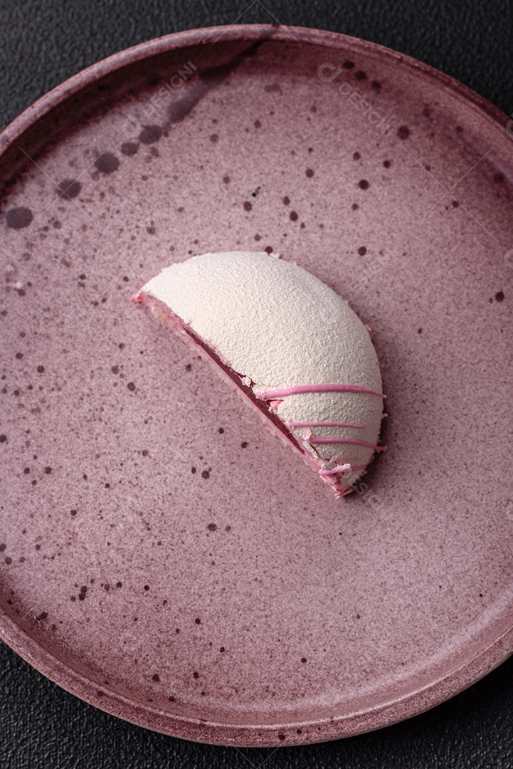 Deliciosas sobremesas mochi coloridas ou sorvete com massa de arroz e coberturas sobre um fundo escuro de concreto