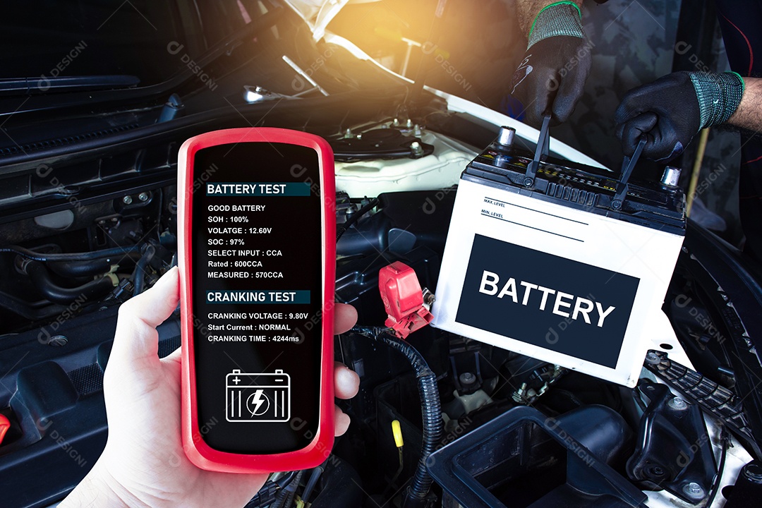 Testador de bateria em uma mão mecânica de automóveis