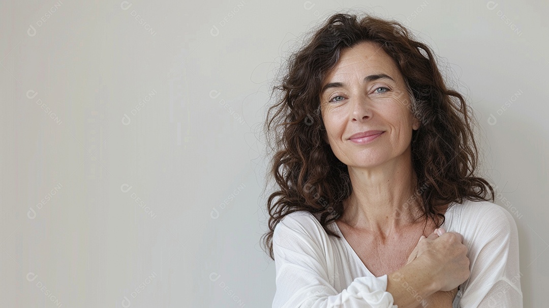 Mulher de 50 anos expressando afeto