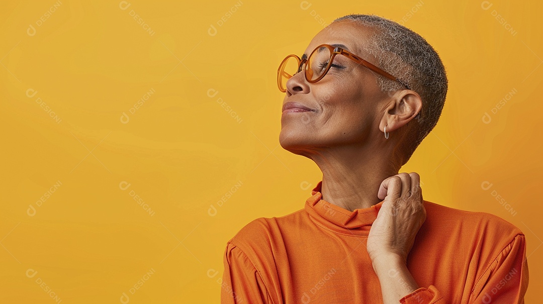 Mulher de 50 anos expressando afeto