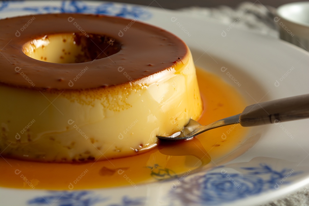 Pudim lindo e saboroso em prato decorado