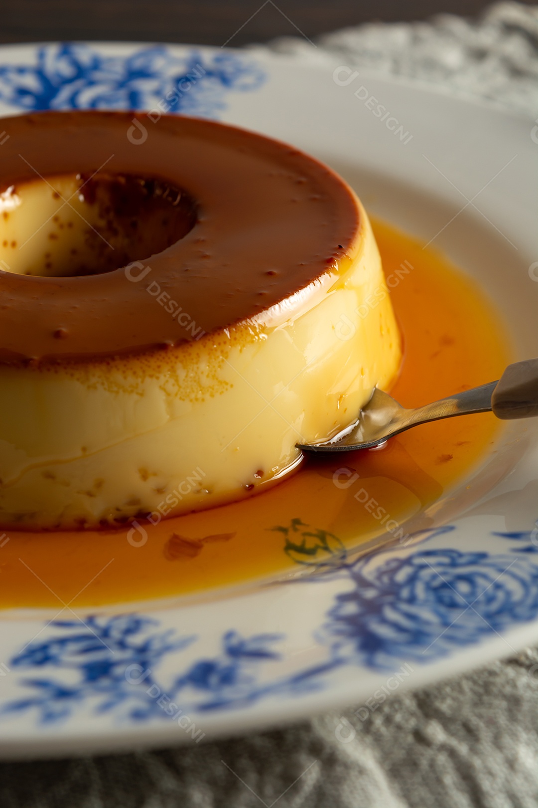 Pudim de leite tradicional brasileiro com calda de açúcar