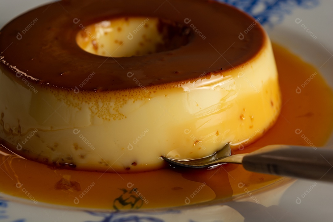 Pudim de leite condensado lindo e saboroso com colher ao lado