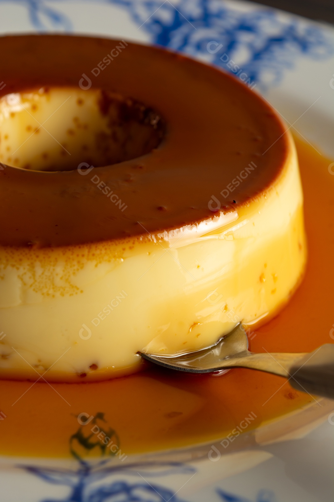 Pudim de leite tradicional brasileiro com calda de açúcar