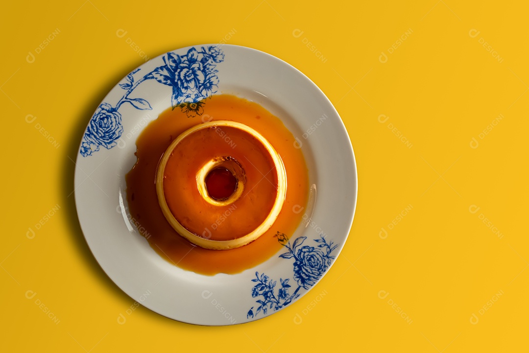 Pudim de leite condensado lindo e saboroso com colher ao lado