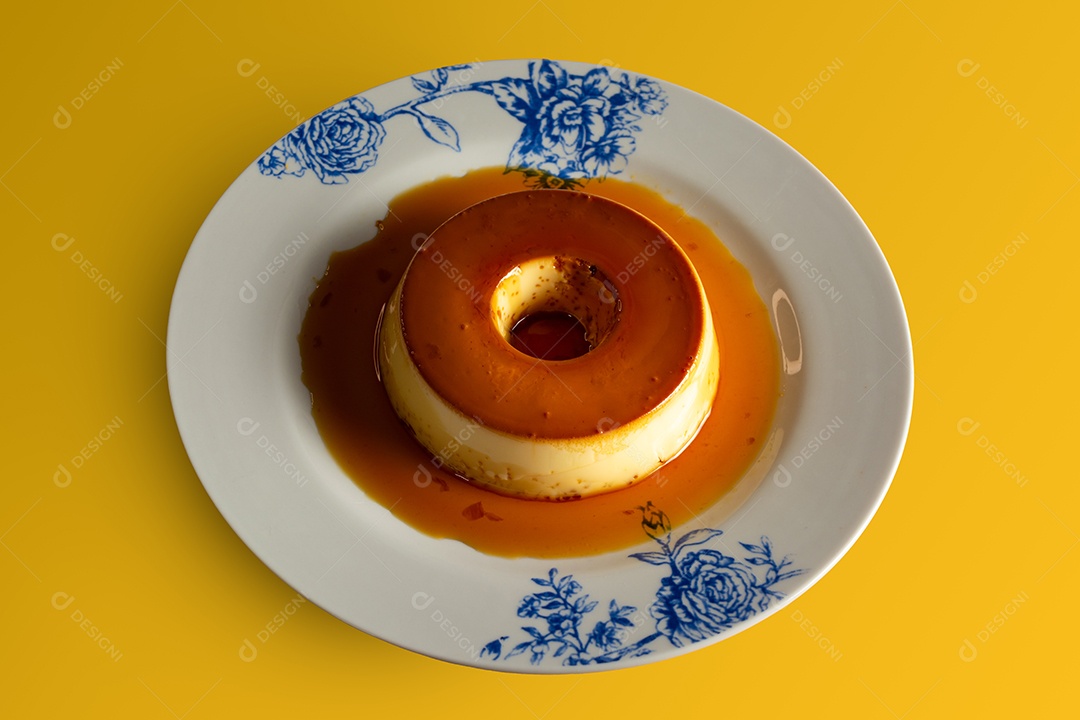 Pudim lindo e saboroso em prato decorado