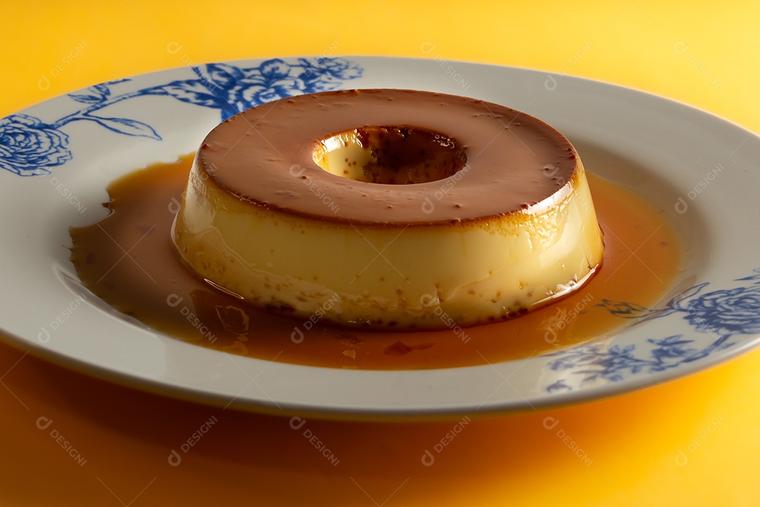 Pudim de leite tradicional brasileiro com calda de açúcar