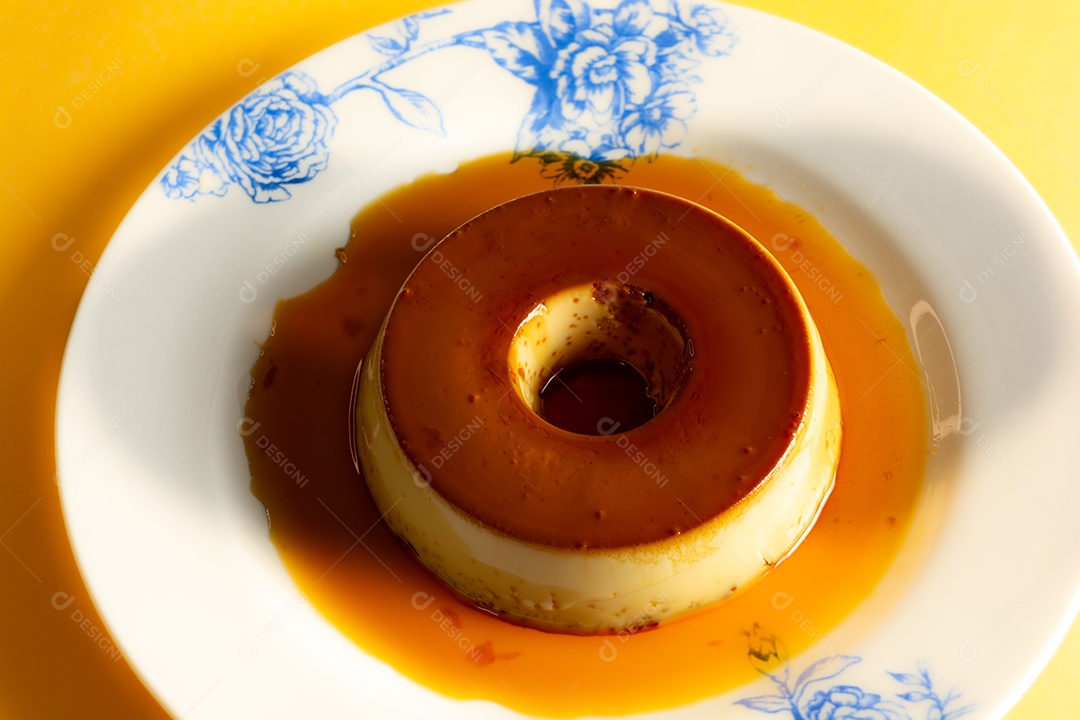 Pudim de leite condensado lindo e saboroso com colher ao lado