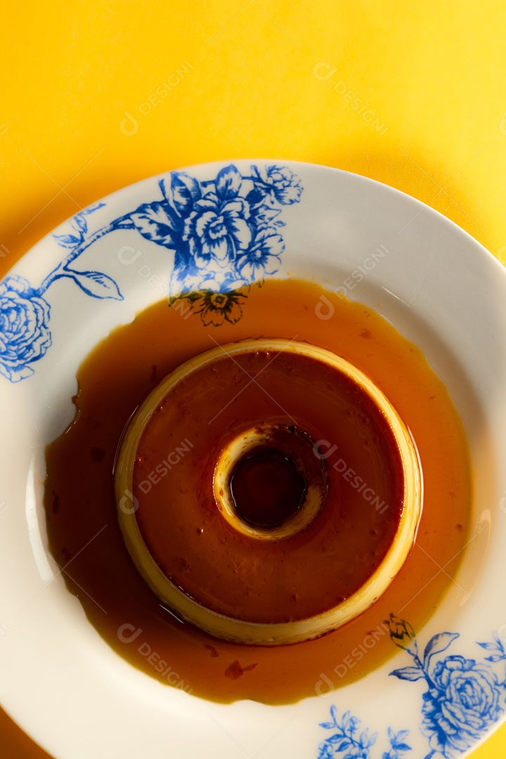 Pudim de leite tradicional brasileiro com calda de açúcar